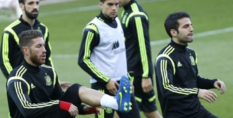 Los jugadores Sergio Ramos (i) y Cesc Fábregas (d) durante el entrenamiento que la selección española hizo en la tarde de ayer en Sevilla. / EFE
