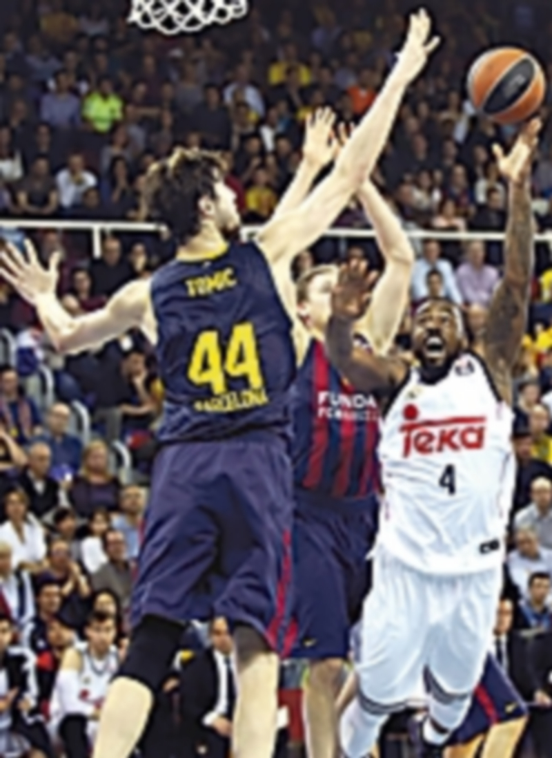 KC Rivers (derecha) intenta anotar ante la oposición de Ante Tomic (izq). / EFE