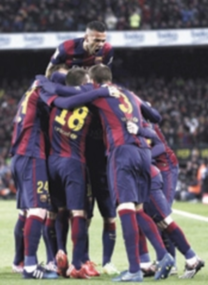 El Barça espera consolidar el primer puesto ante un Celta en zona media 1 Los jugadores del FC Barcelona celebran el primer gol logrado en el Clásico. / EFE