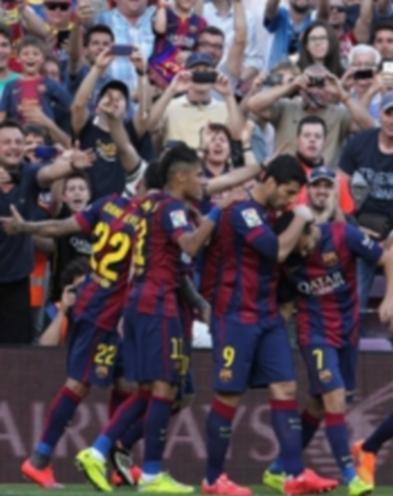 Los jugadores del FC Barcelona felicitan a Pedro (derecha) tras el segundo gol anotado frente a la Real Sociedad. / EFE