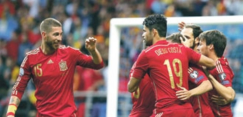 Los internacionales españoles abrazan a Jordi Alba tras la consecución del primer gol en el Carlos Tartiere de Oviedo. / EFE