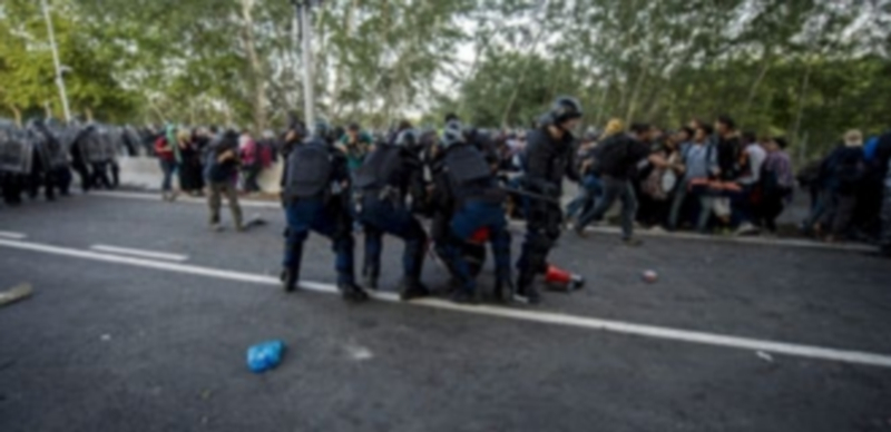 La Policía húngara cargó contra los refugiados que protestaban por el cierre de la frontera con Serbia. / EFE