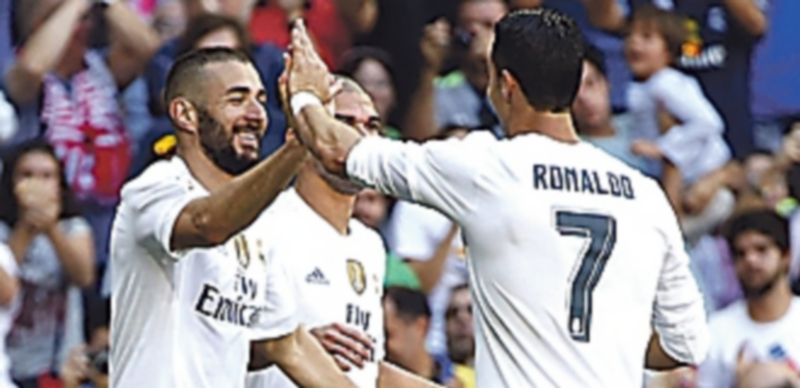 Cristiano Ronaldo (d) felicita a Benzema por su gol decisivo ante el Granada. / EFE