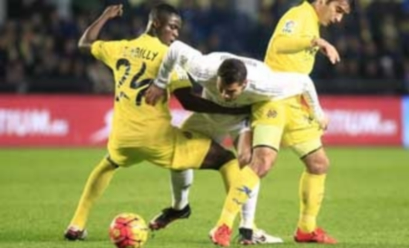 Bailly (izq) y Trigueros impiden el avance de Cristiano Ronaldo durante el Villarreal-Real Madrid de la semana pasada. / EFE