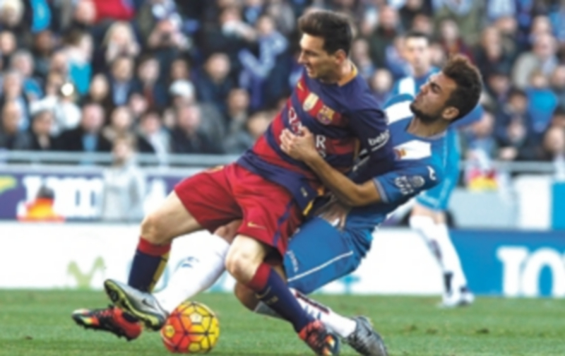 Entrada al año con mal pie 1 El centrocampista del Espanyol Joan Jordán (d)