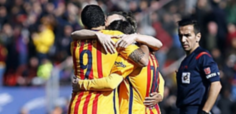 Luis Suárez celebra con sus compañeros un gol marcado la semana pasada. / EFE
