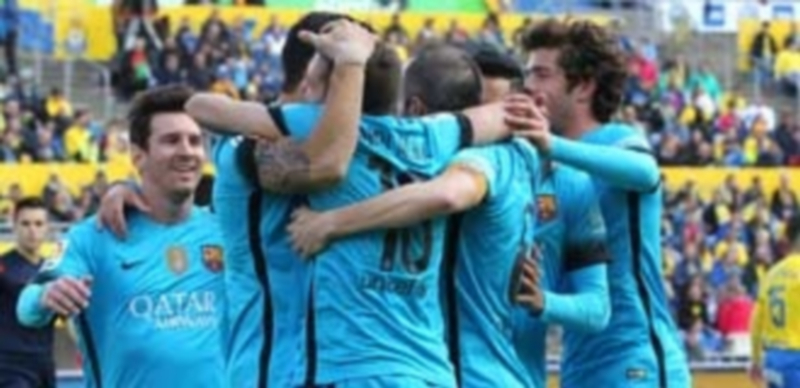 El líder tira de oficio 1 Los jugadores del Barça celebran el gol de Luis Suárez que abrió el marcador en la victoria azulgrana ante Las Palmas. / EFE