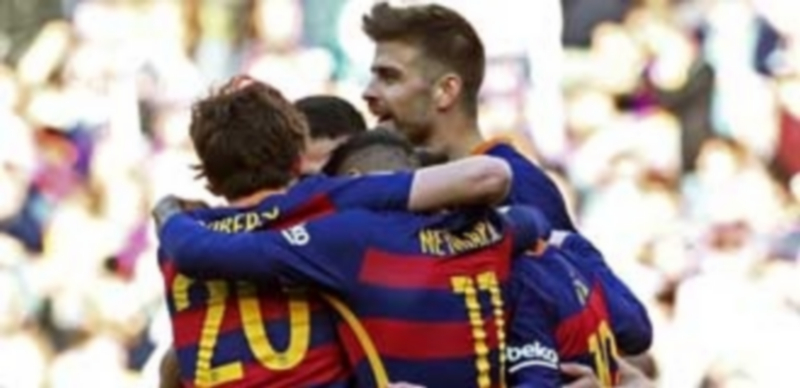 Los jugadores del Barça se abrazan para celebrar el segundo del partido ante el Getafe