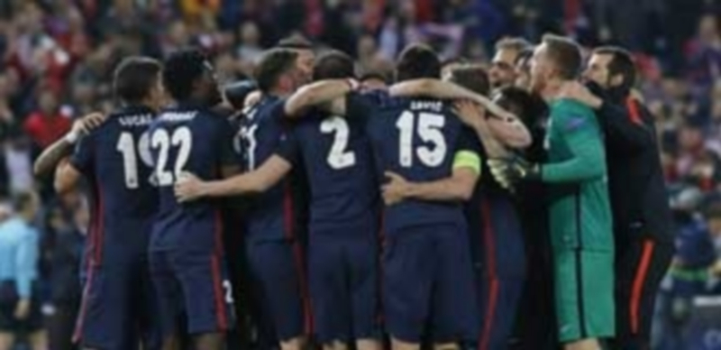El Atleti sigue soñando 1 Los jugadores del Atlético de Madrid celebran el pase a semifinales de la Liga de Campeones sobre el césped de un Vicente Calderón lleno como en las grandes ocasiones de la historia rojiblanca. / EFE