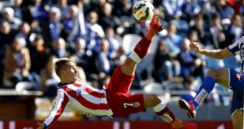 Griezmann sorprendió a Fabricio con una chilena para marcar el primer gol. / EFE