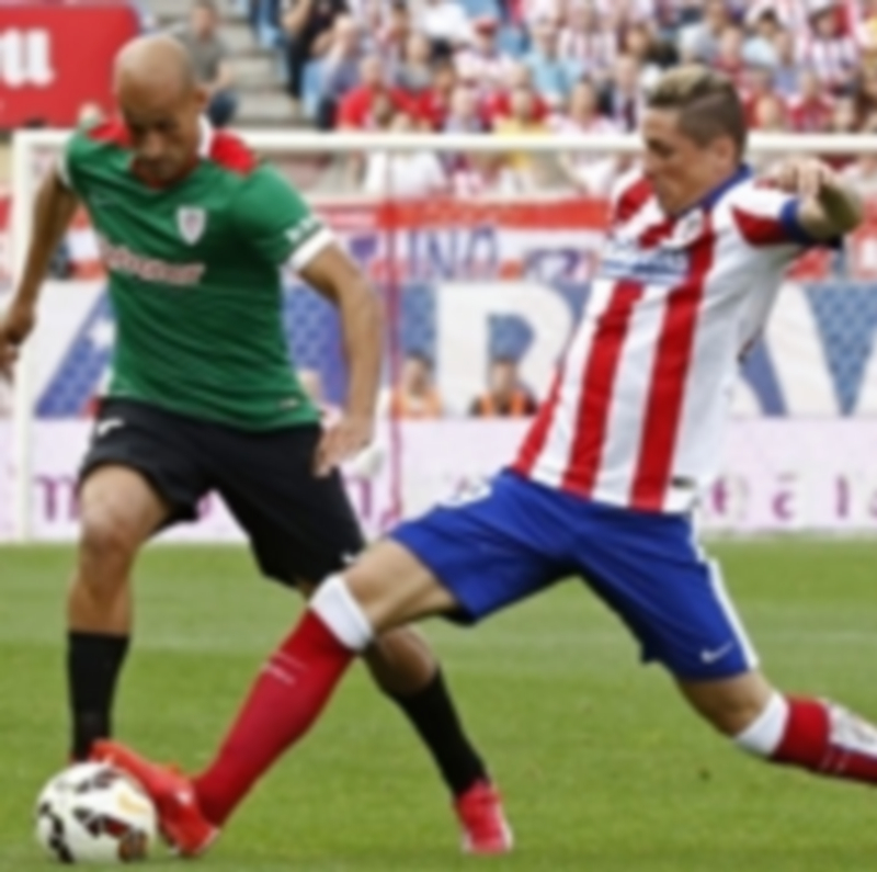 Fernando Torres (dcha) dejará su puesto en la delantera a Mario Mandzukic. / EFE