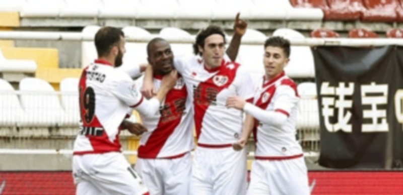 Los jugadores del Rayo celebran el decisivo gol de Kakuta (2 por la izquierda). / EFE