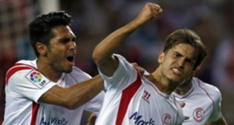 Denis Suárez (derecha) marcó el primer gol sevillista en el duelo de Liga. / EFE