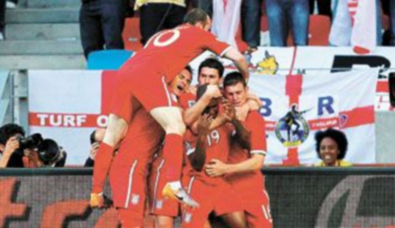 Los jugadores ingleses felicitan a su compañero Jermain Defoe por el gol conseguido ante Eslovenia. / Efe