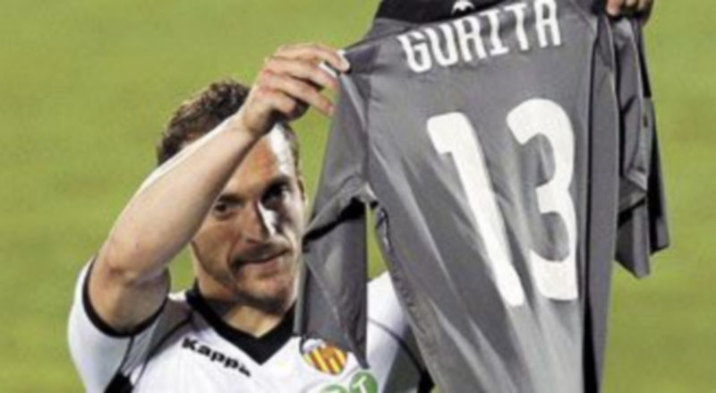 Soldado celebra un tanto con la camiseta de Guaita