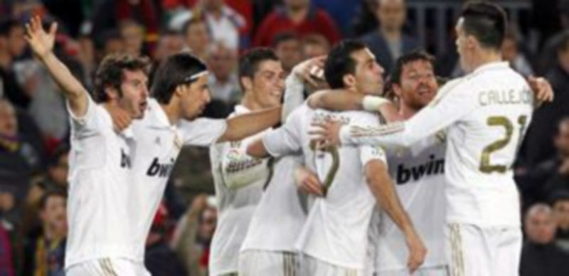 El Real Madrid celebra uno de los goles que le permitió imponerse en el campo del Barcelona