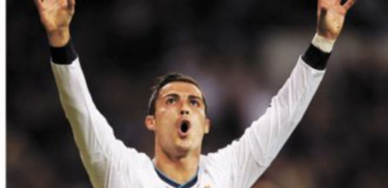 El futbolista del Real Madrid Cristiano Ronaldo celebra con ímpetu el segundo tanto de su ‘hat trick’ ante el Deportivo de La Coruña. / Reuters