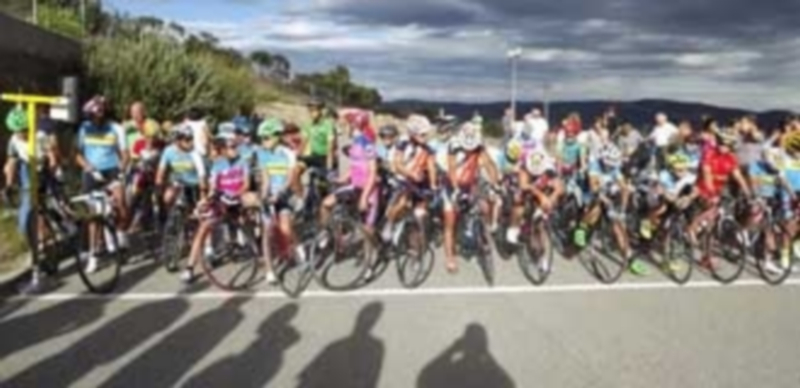 Instantes previos a la salida de dos de las pruebas del Trofeo Carlos Sastre / El Adelantado