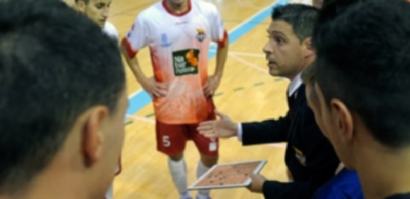 Diego Gacimartín da instrucciones durante un partido reciente. / Kamarero