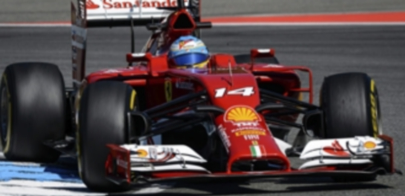 Alonso durante los entrenamientos libres. / Efe