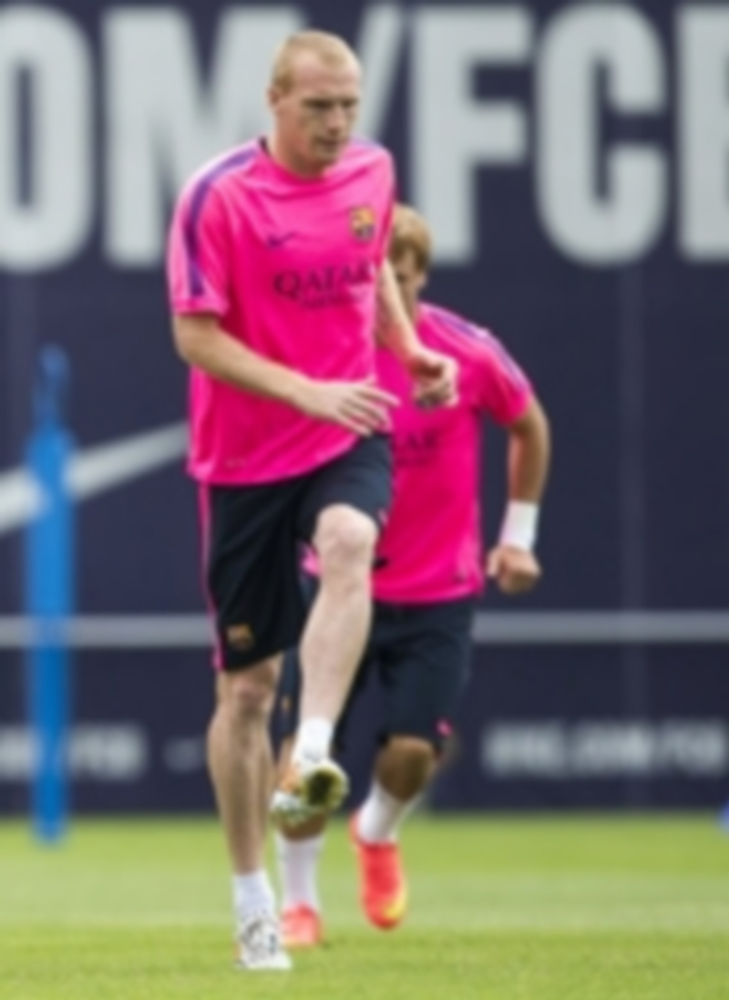 Jerémy Mathieu realiza ejercicios en su primer entrenamiento con el Barça. / Efe