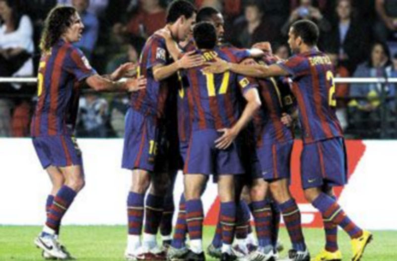 Los jugadores del Barcelona celebran el primer gol de la noche