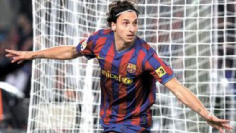 Zlatan Ibrahimovic festeja el tanto anotado en el clásico disputado en el Camp Nou. / EFE