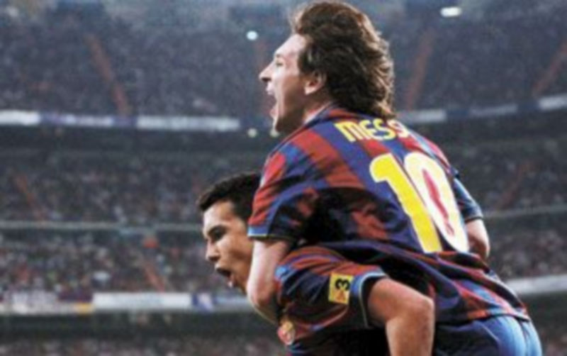 Messi y Pedro anotaron los dos tantos del Barcelona en el Santiago Bernabéu. /EFE