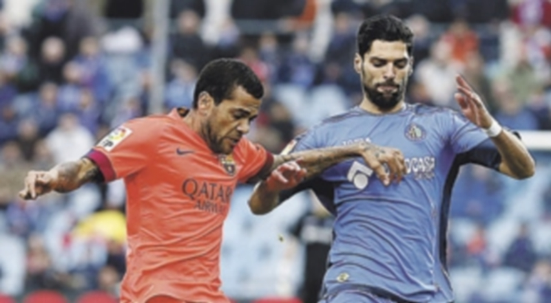 Dani Alves (izq) pelea con Lafita