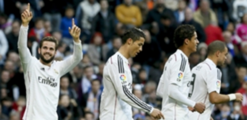 Nacho Fernández (izquierda) celebra el tercer gol del Real Madrid en el partido disputado ayer ante el Espanyol. / EFE