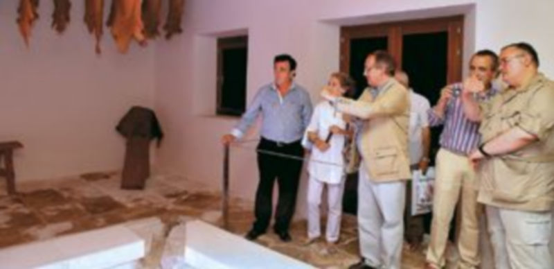 El alcalde junto a familiares de los propietarios en el Centro de Interpretación. / Gabriel Gómez