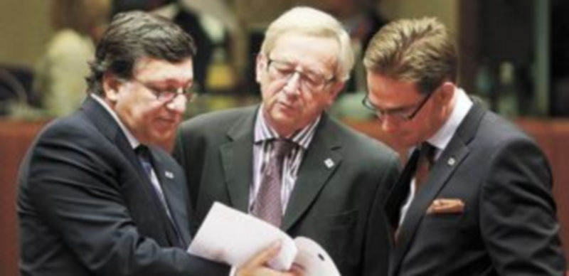 José Manuel Durao Barroso (i) conversa con los ministros Jean Claude Juncker (c) y Jyrki Katainen. / Efe.