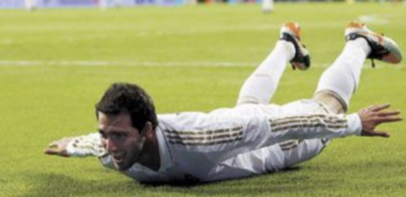 Gonzalo Higuaín se tiró sobre el césped del coliseo blanco para celebrar su tanto. / Reuters