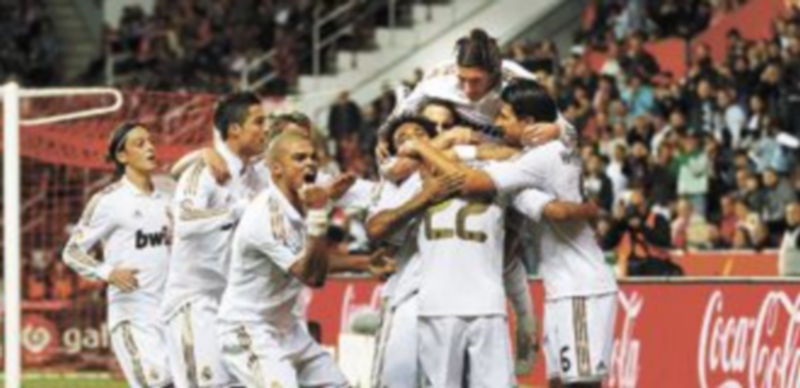 Los madridistas celebran el tanto logrado por el argentino Di María