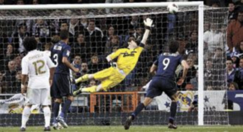 El conjunto andaluz firmó las tablas en el minuto 90 con un impresionante tanto de falta del internacional Santi Cazorla. / Andrea Comas (Reuters)