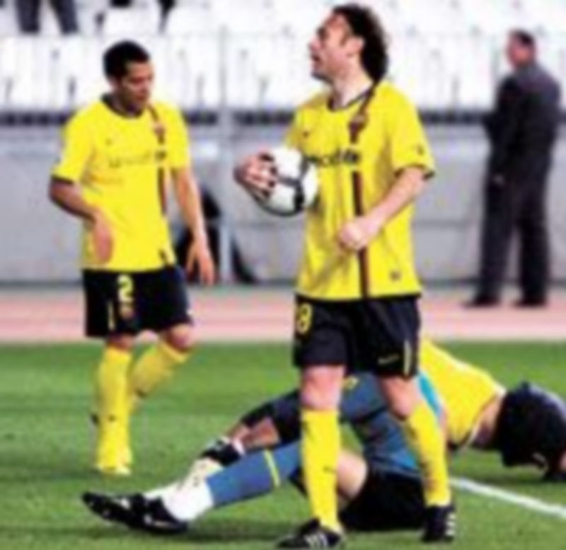 Los defensas y el portero del Barcelona no consiguieron neutralizar el peligro del Almería. / EFE