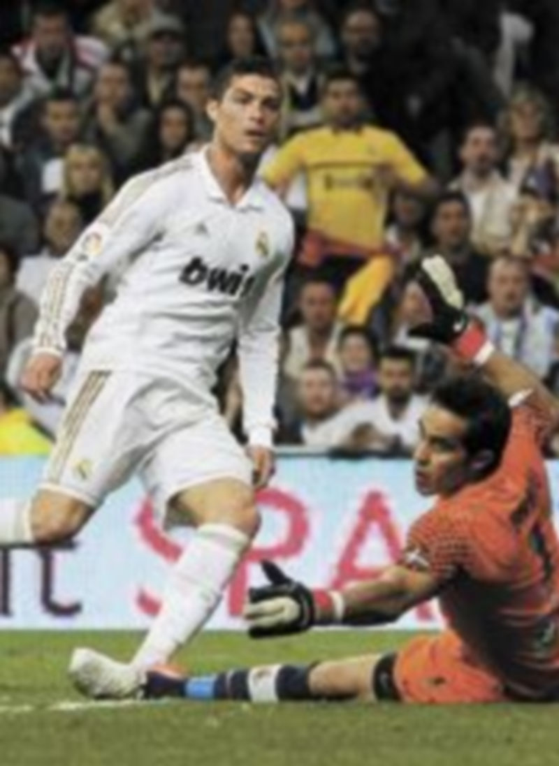 Cristiano Ronaldo puso el 2-0 en el luminoso del Bernabéu tras batir por bajo al portero realista Bravo