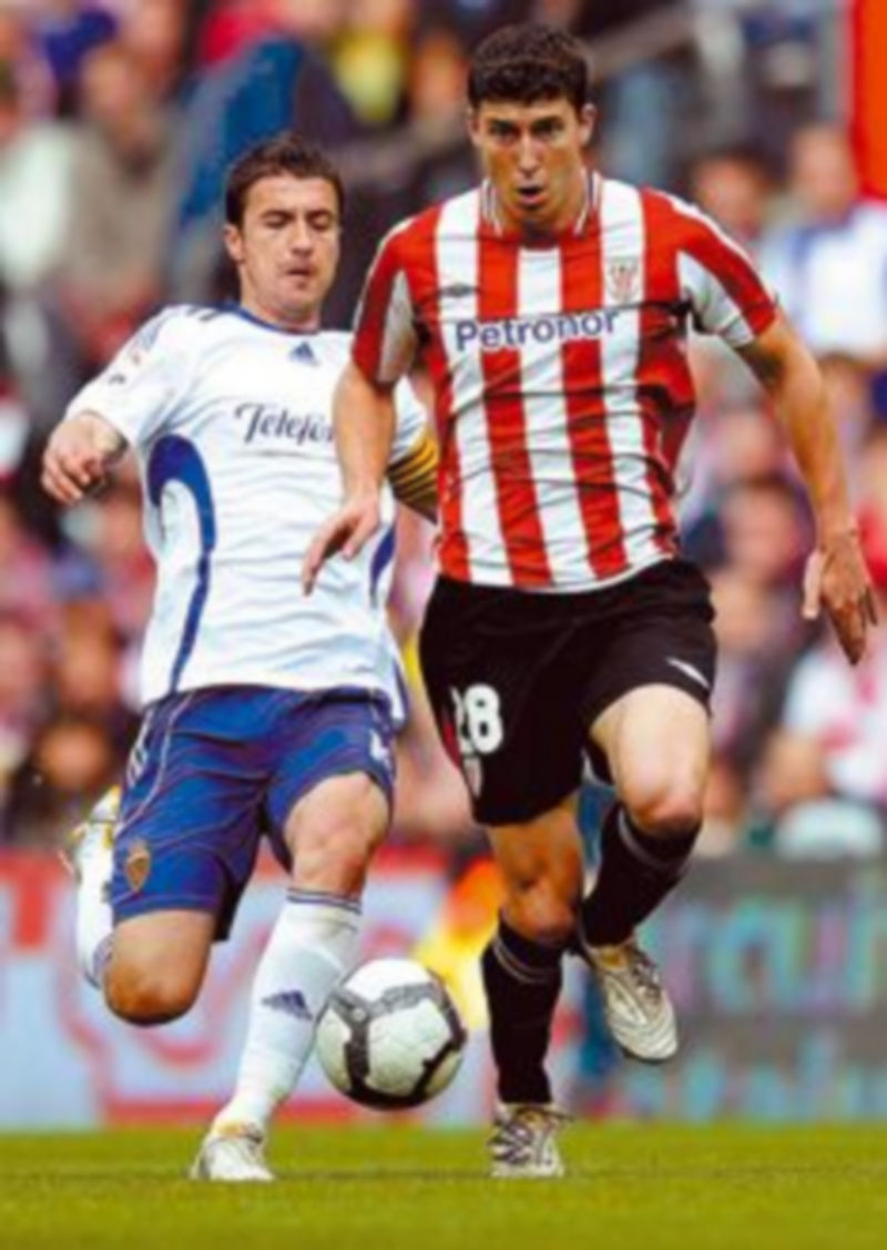 Óscar de Marcos (d) pugna por el balón con Gabi Fernández. / Efe