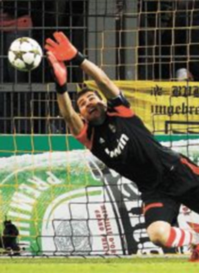 Íker Casillas fue protagonista involuntario del segundo tanto local al despejar mal el esférico. / Reuters