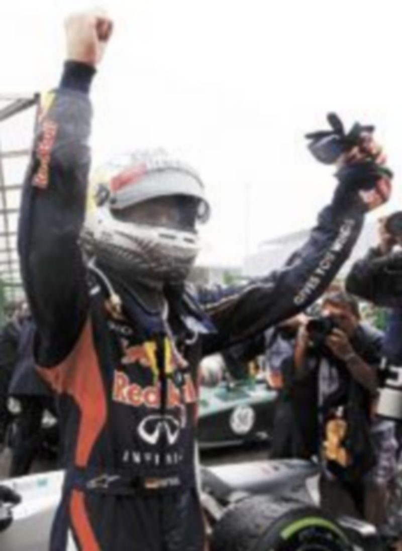 Vettel celebra su título nada más bajarse del monoplaza. / P. Whitaker (Reuters)