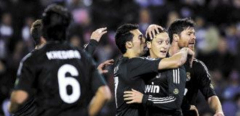 Los jugadores de la escuadra de Chamartín se abrazan al centrocampista germano