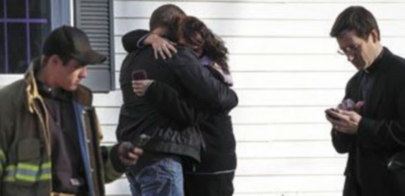 Los padres de una de las víctimas mortales lloran tras conocer la noticia. REUTERS