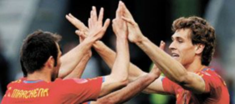 Fernando Llorente celebra con sus compañeros el tanto conseguido ‘in extremis’ para lograr el triunfo del combinado nacional. / Efe