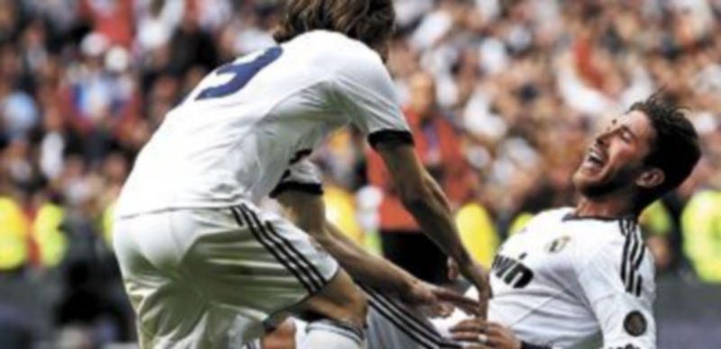 Modric y Sergio Ramos festejan el tanto anotado por el defensa de Camas. / Reuters