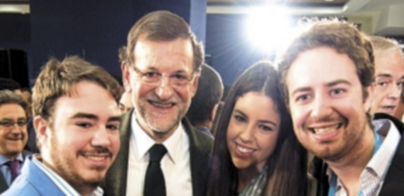 El presidente del Gobierno posa con varios jóvenes ‘populares’. / Efe