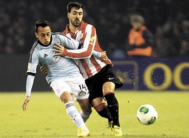 Los jugadores del conjunto rojiblanco felicitan a Raúl García por su tanto. / Efe