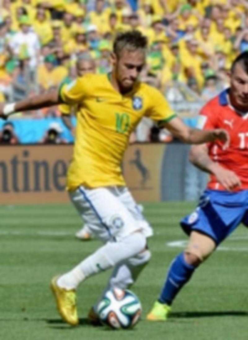 Neymar intenta regatear al jugador chileno Gary Medel./ Efe