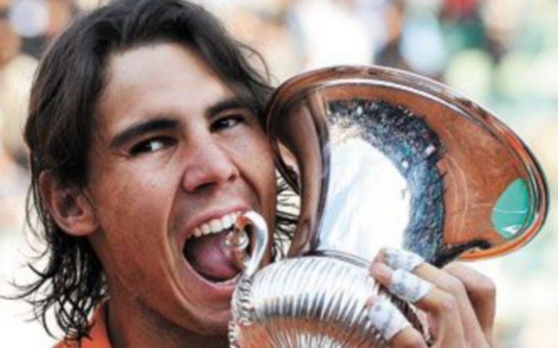 Nadal muerde el trofeo conquistado en las pistas del Foro Itálico. / REUTERS