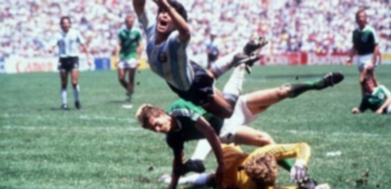 Diego Armando Maradona en la final de la Copa del Mundo de 1986 en México que enfrentó a argentinos y alemanes. / Efe