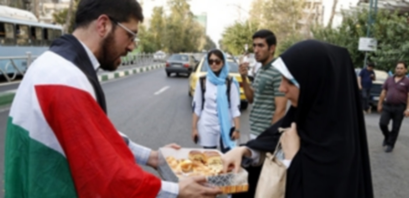 Un iraní ofrece pasteles tradicionales para celebrar el final de la violencia. / EP